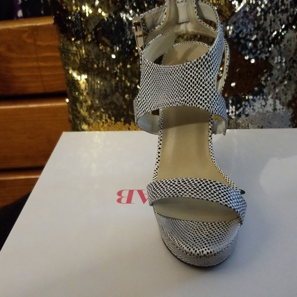 Sandals - Picture 3 of 4